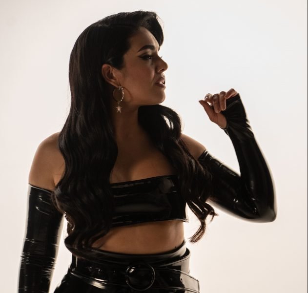 Ángela Leiva comienza el 2022 con la balada "Amor Prohibido" | Billboard